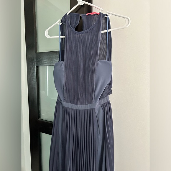 GOWN - Picture 4 of 6